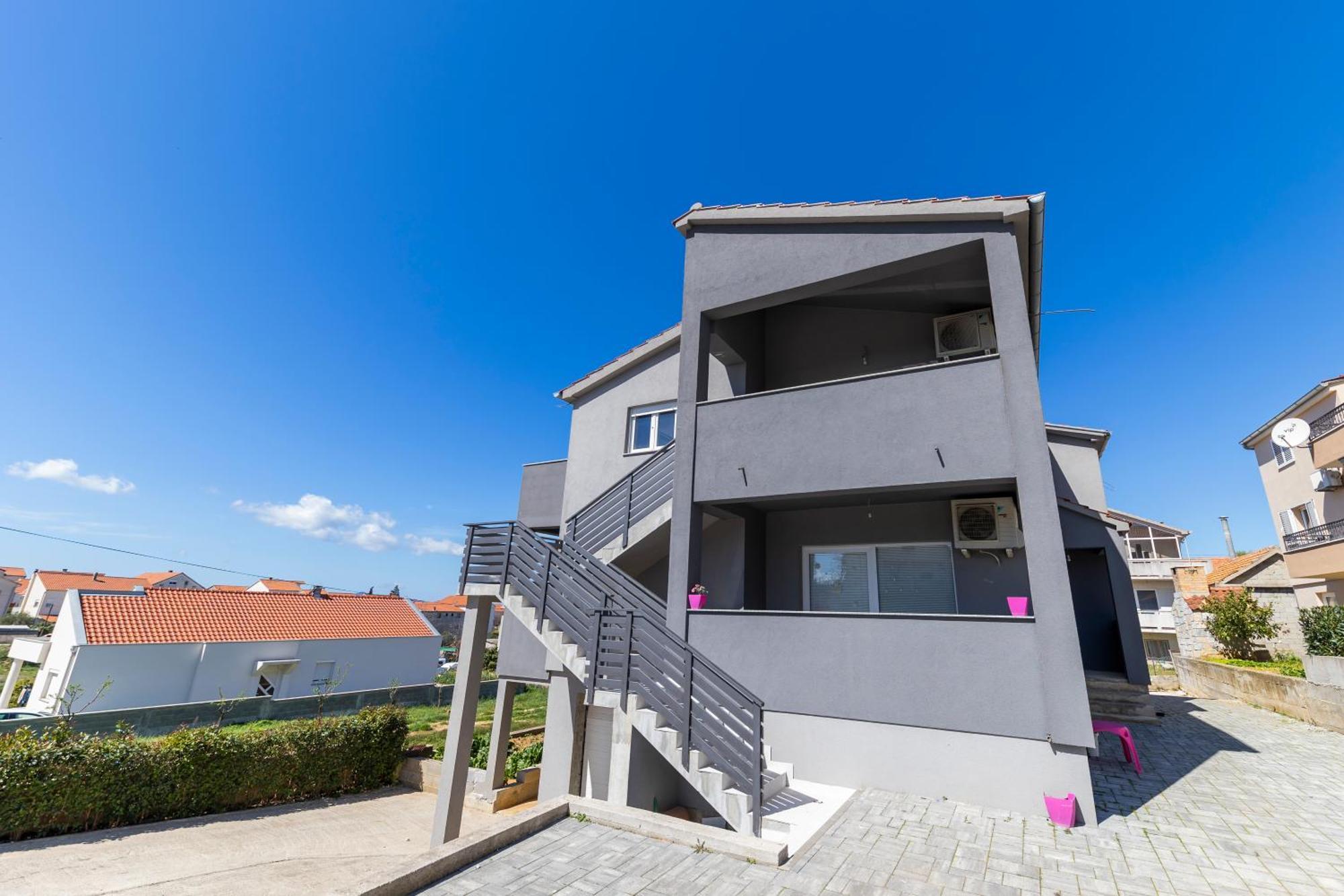 Fancy In Peaceful Area - Apartmán