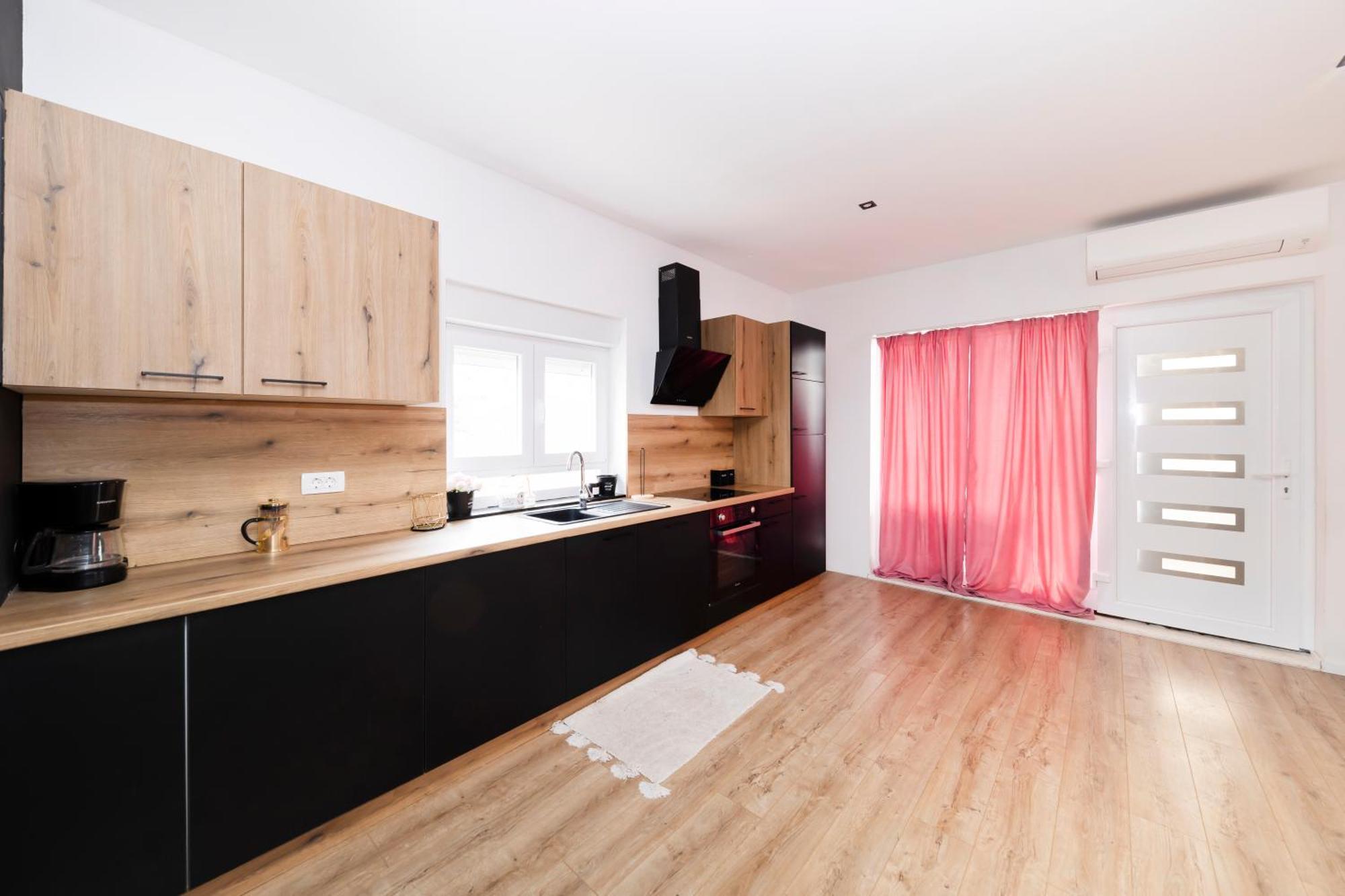 Fancy In Peaceful Area - Apartment *